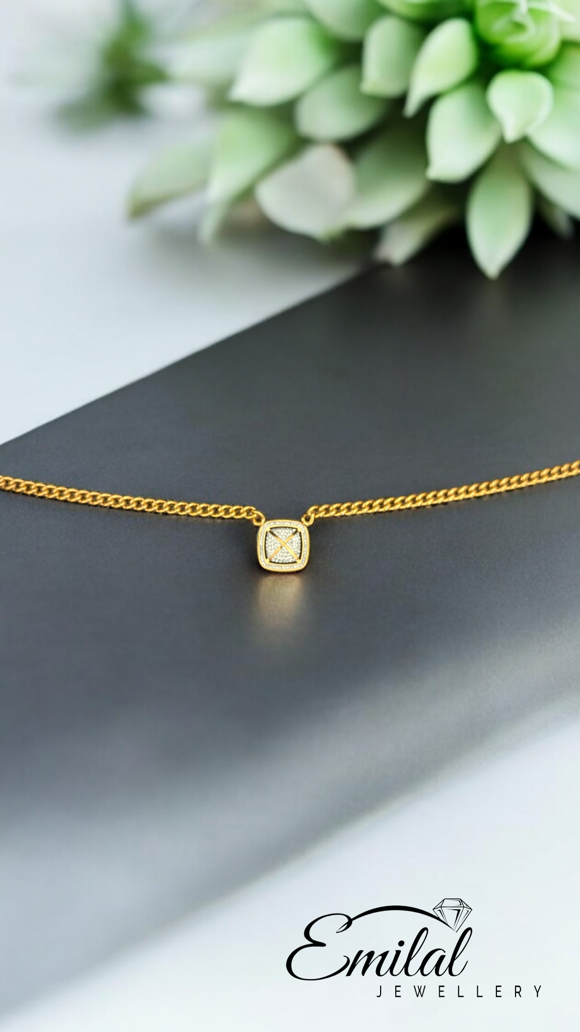 ✨ Zarter Goldanhänger mit funkelndem Stein 💎