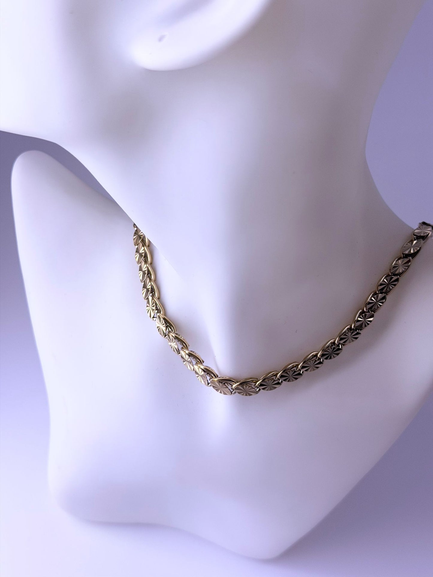 Goldfarbene Halskette aus Edelstahl mit Strahlenmotiv – Zeitloser schmuck