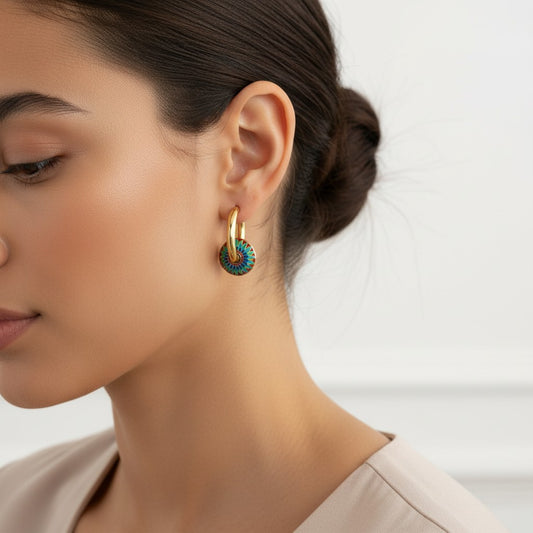 Farbige Edelstahl-Ohrringe mit traditionellen Motiven – für alle, die die Vergangenheit in die Gegenwart tragen.